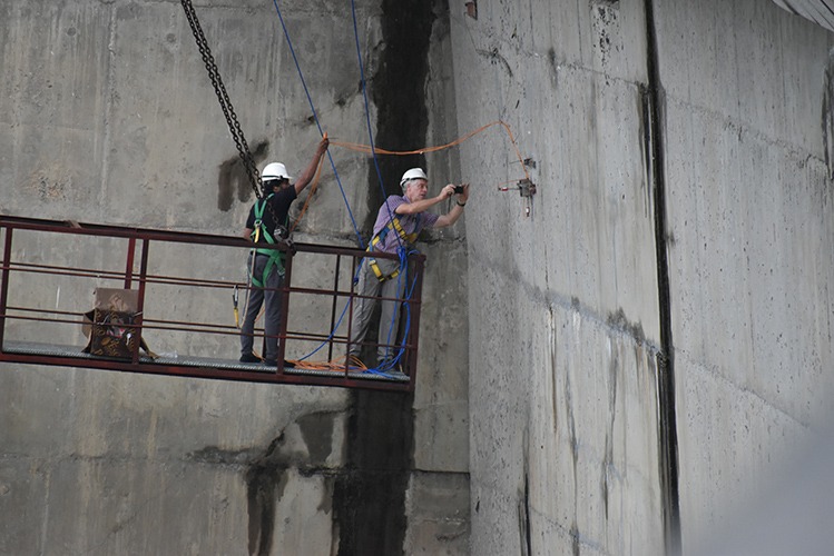 Installing 3D VWCM-4600 crack meters on Victoria dam wall