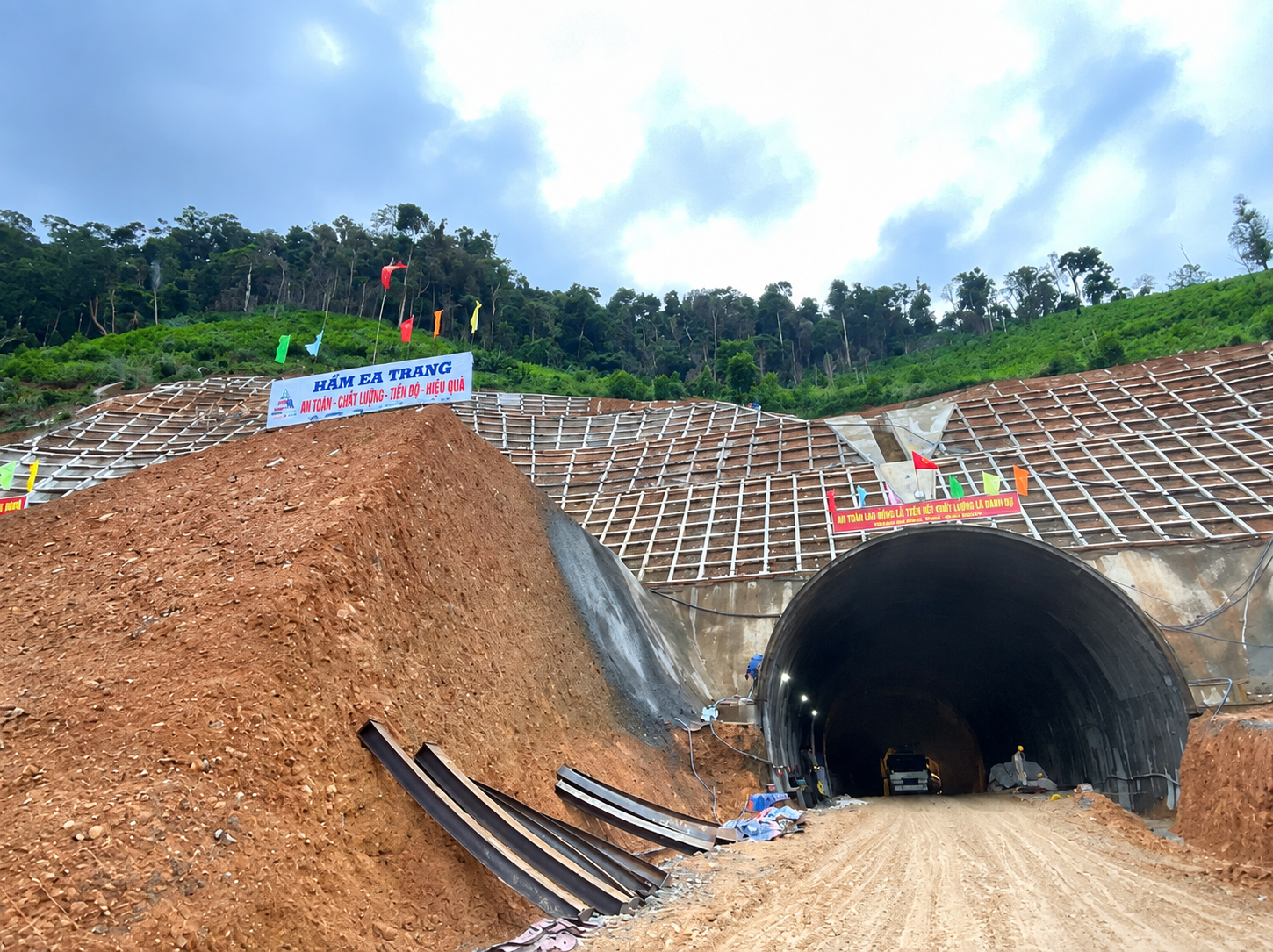 THI CÔNG XÂY DỰNG ĐOẠN KM43+000 -:-  KM54+500 - Hầm Ea Trang 1&2